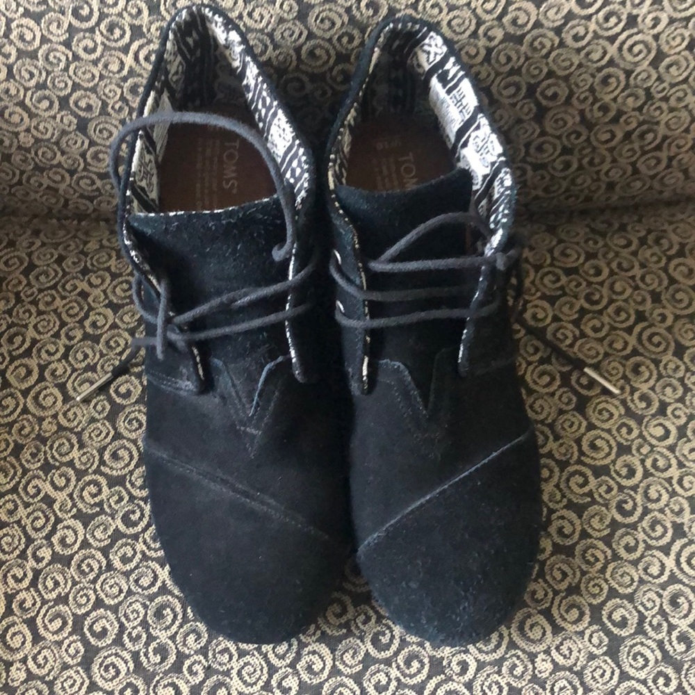 Tom’s Black Lace up wedges